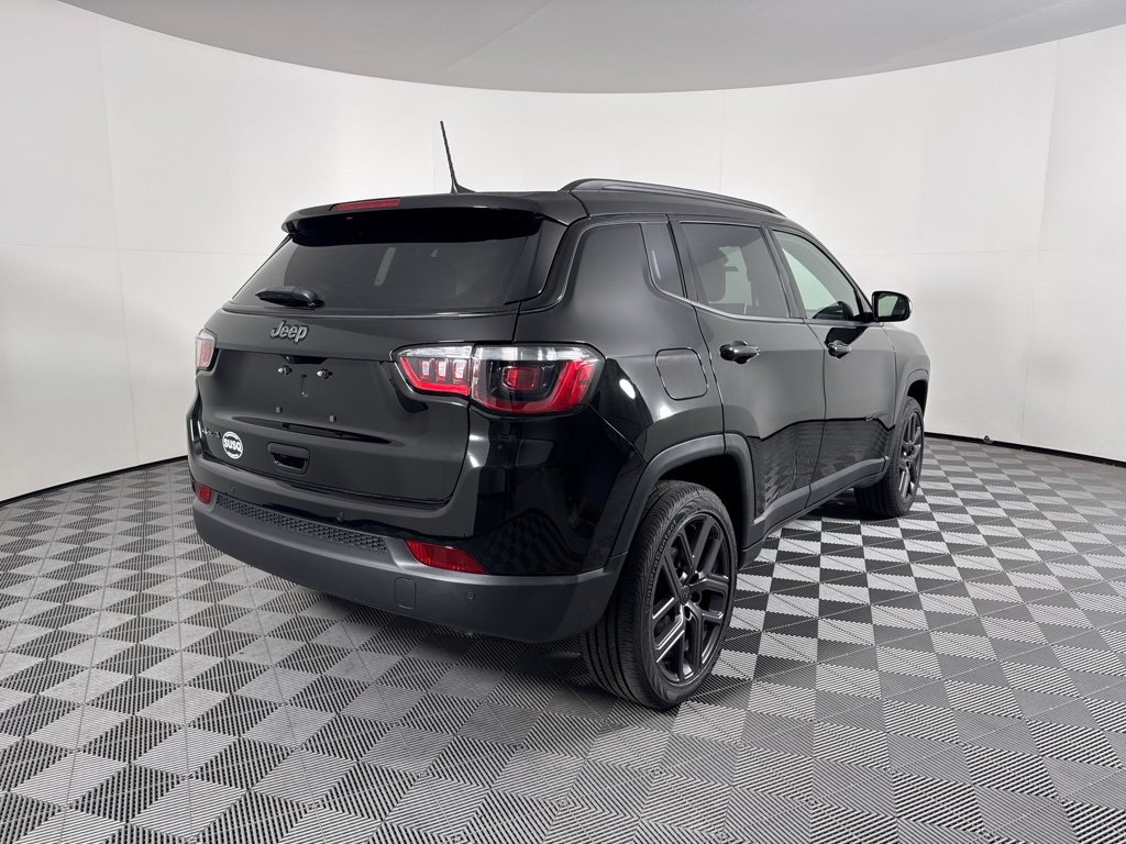 New 2026 Diamond Black Crystal Pearl-Coat Exterior Paint Jeep Limited Altitude image 20
