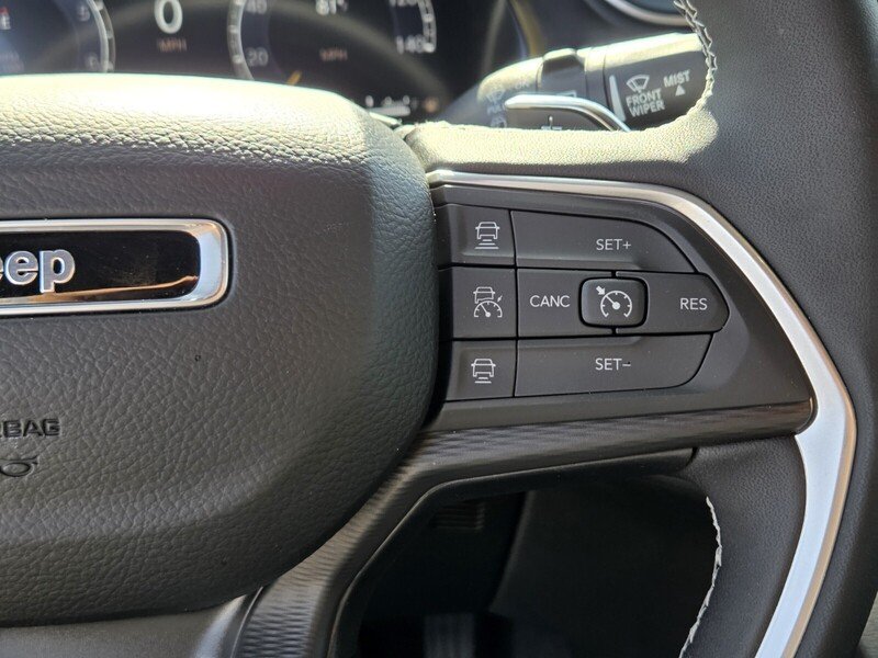 Used 2025 White/off-white Jeep  image 28