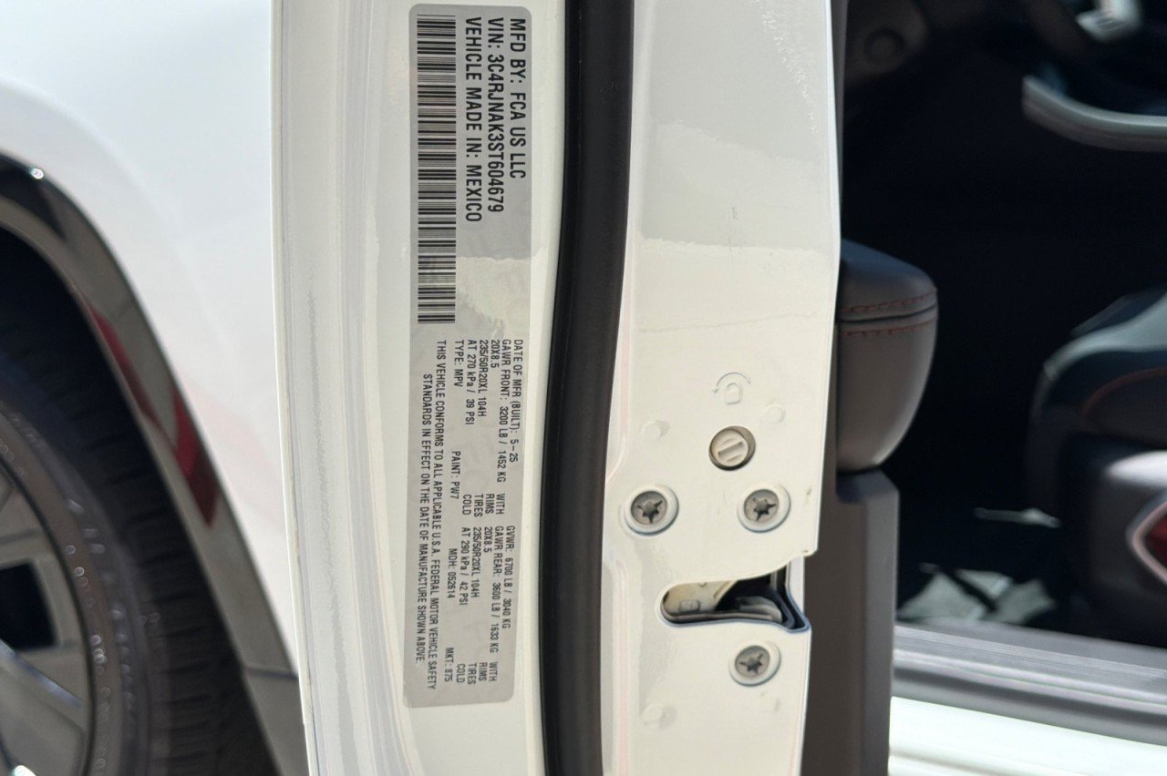 Used 2025 BRIGHT CLEAR COAT Jeep Launch Edition image 28