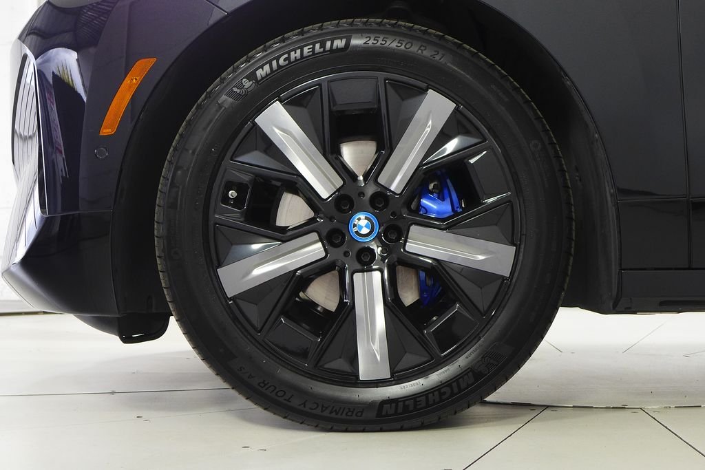 Used 2025 Black Sapphire Metallic BMW M60 image 5