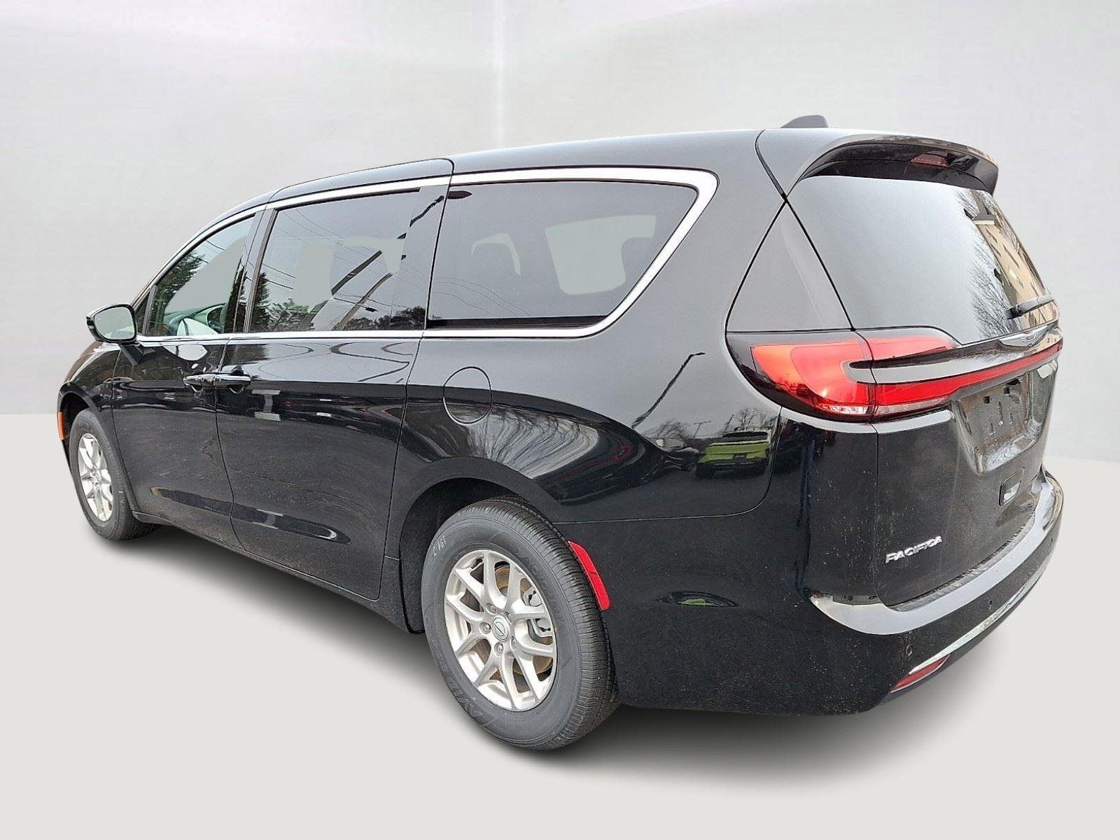 New 2026 Diamond Black Crystal Pearl-Coat Exterior Paint Chrysler Select image 3