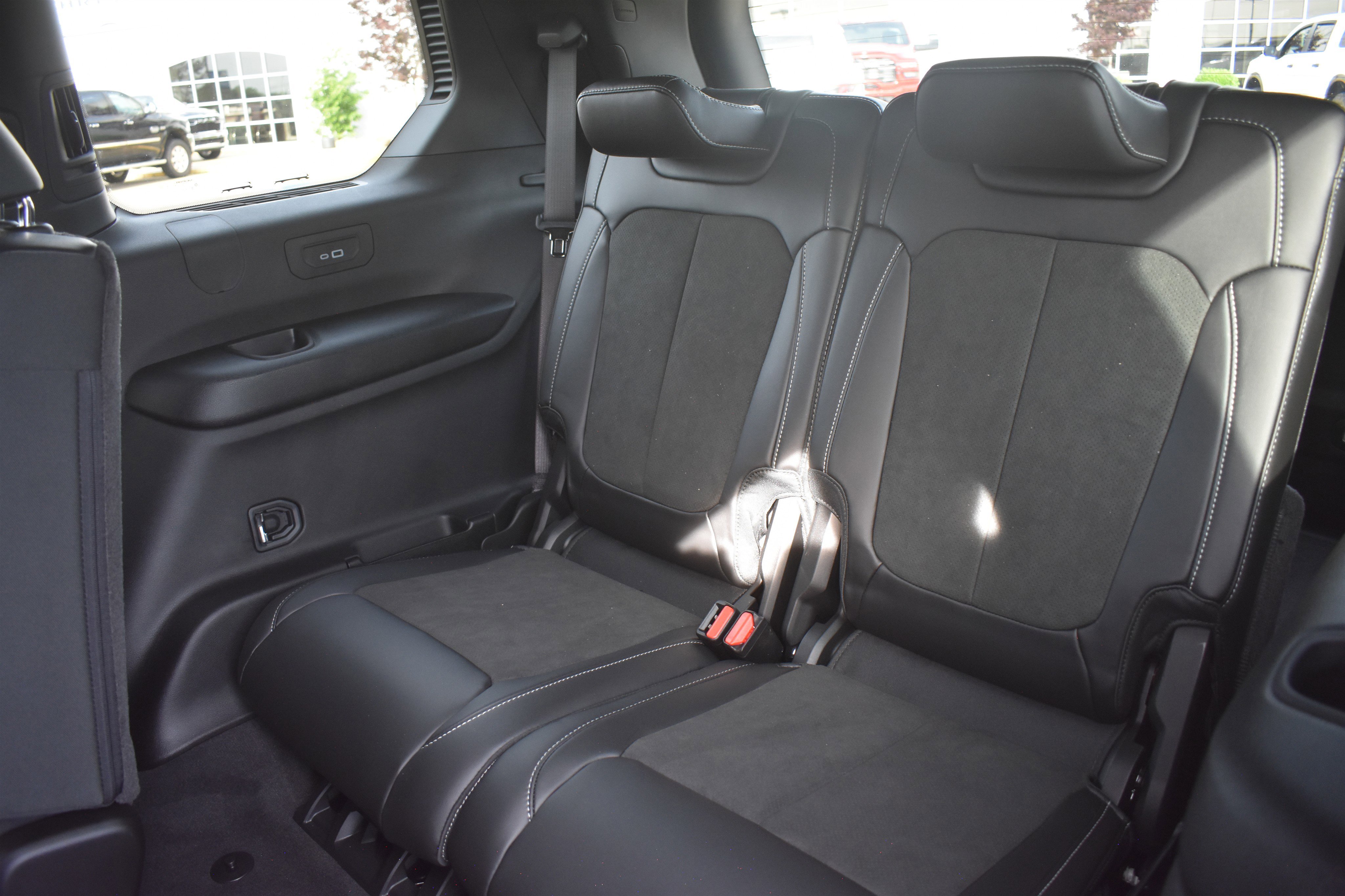 New 2026 Diamond Black Crystal Pearl-Coat Exterior Paint Jeep Laredo Altitude image 16