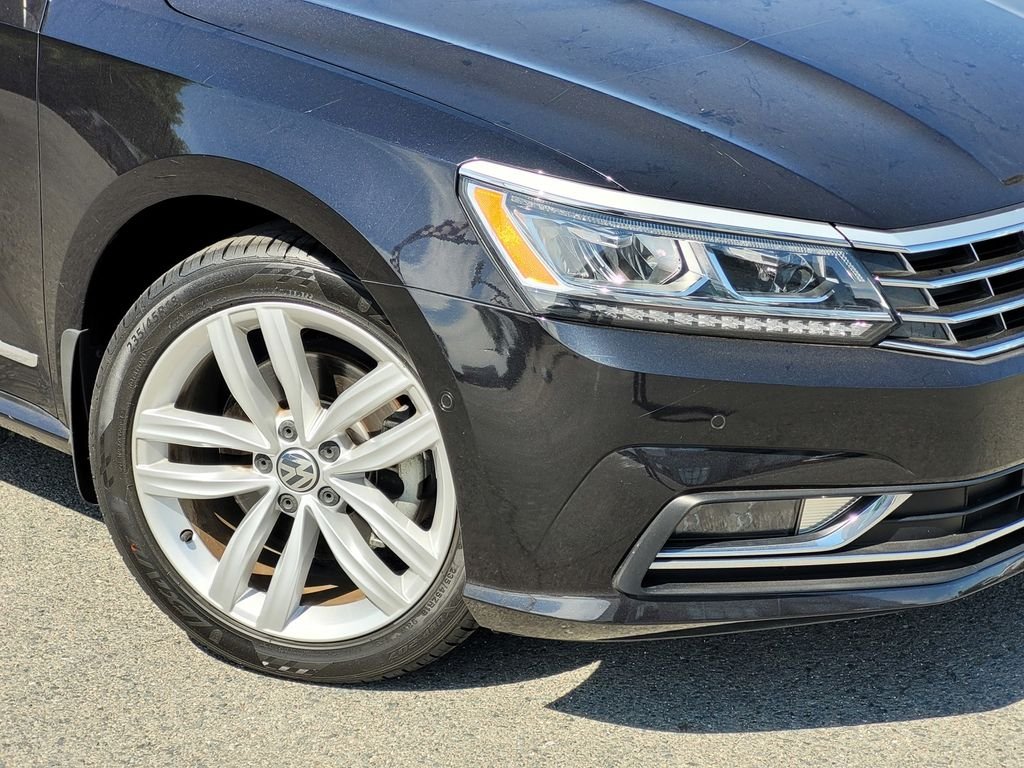Used 2018 Black Volkswagen 2.0T SEL Premium image 9