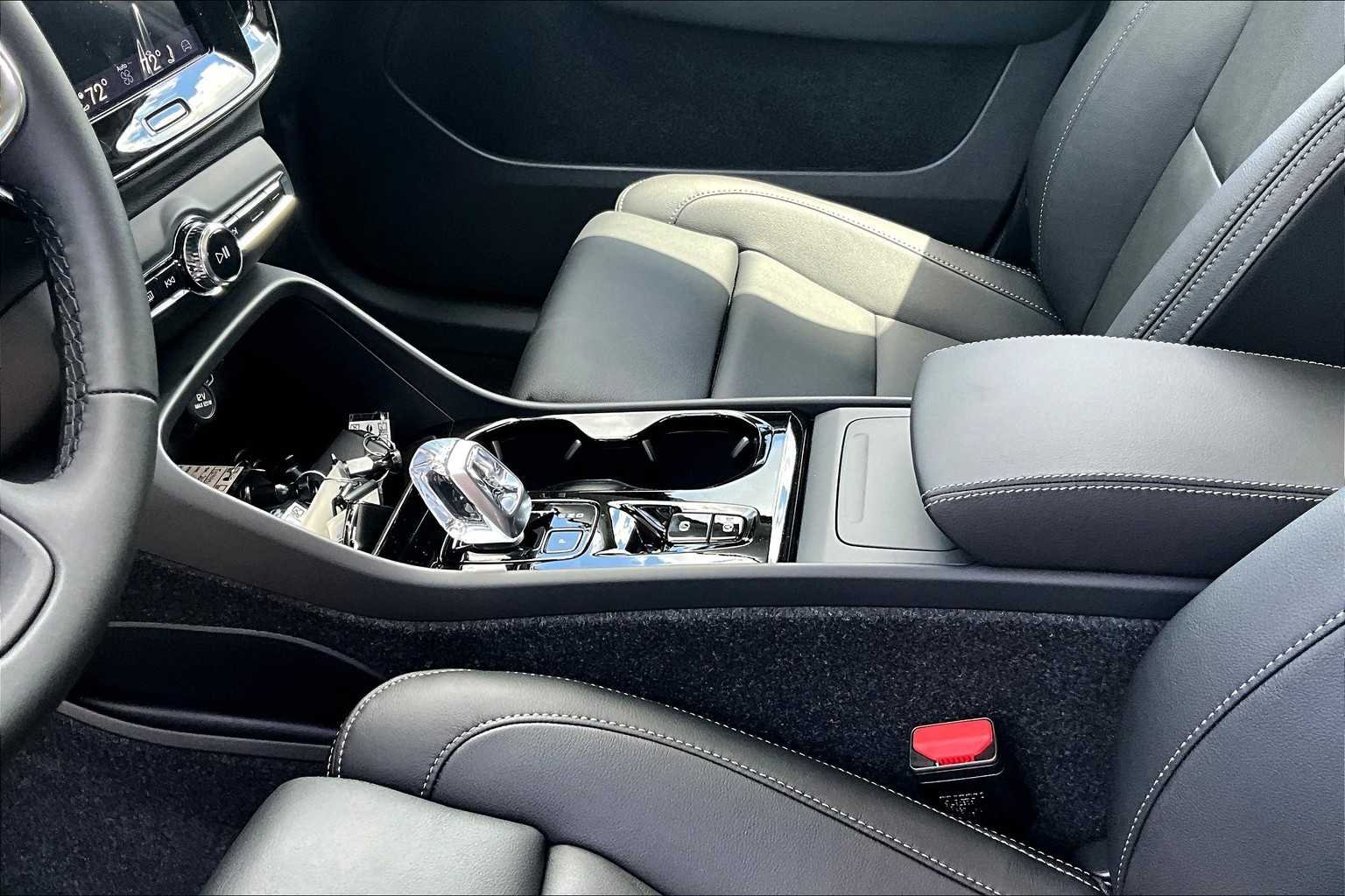 2026 Volvo XC40 Plus - Photo 10