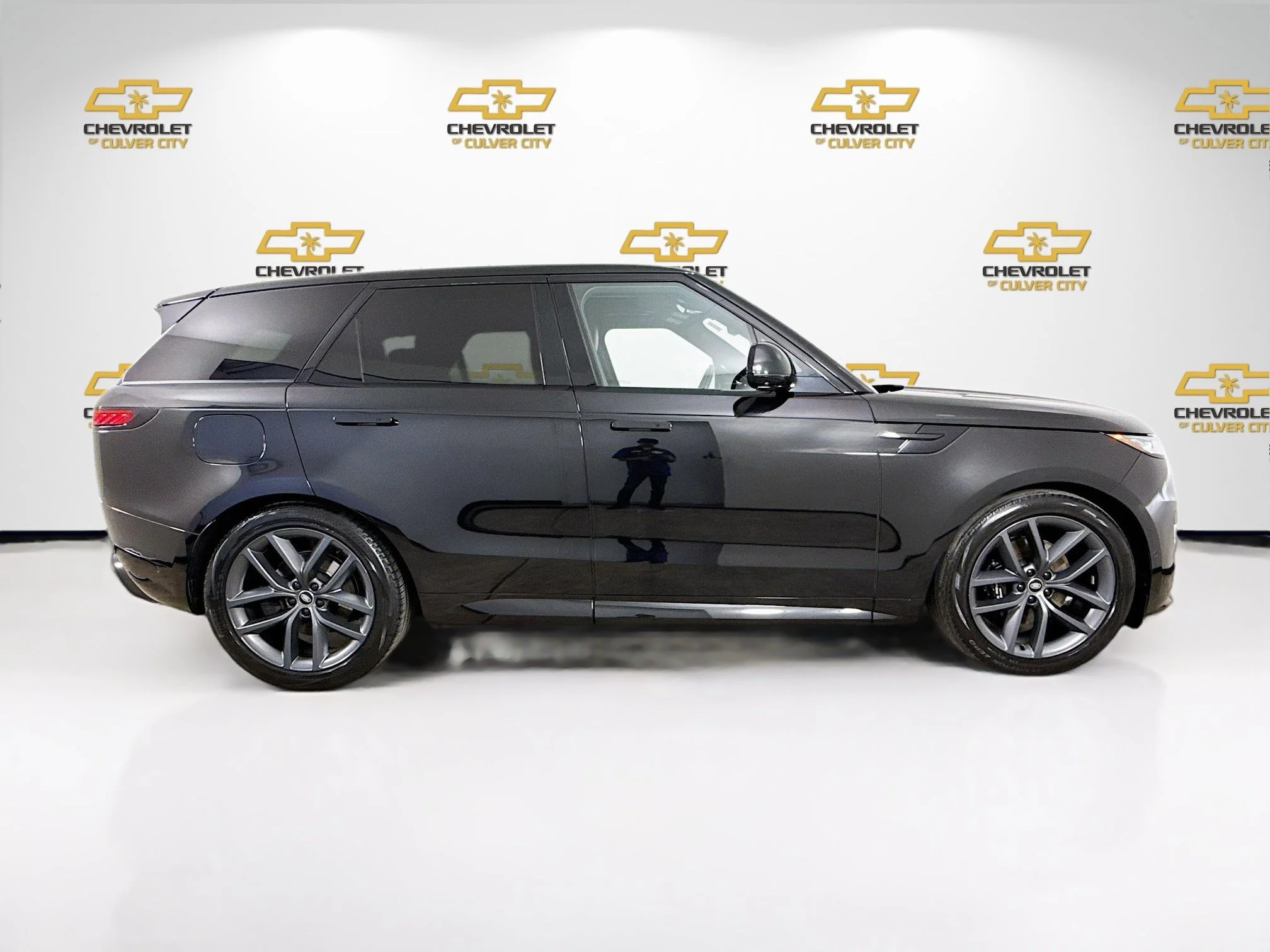 Used 2023  Land Rover SE Dynamic image 9
