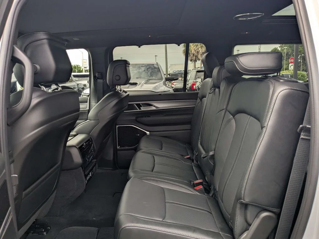 New 2026 Silver-Zynith Exterior Paint Jeep Limited Reserve image 15