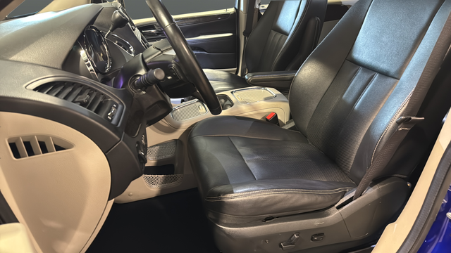Used 2019 Indigo Blue Clearcoat Dodge  image 9