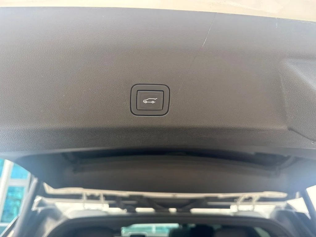 Used 2023 White Chevrolet Z71 image 16