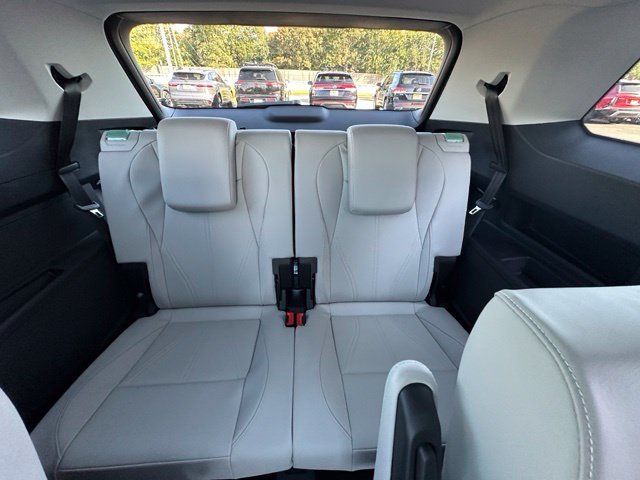 New 2027 White Volkswagen SE w/Technology image 28