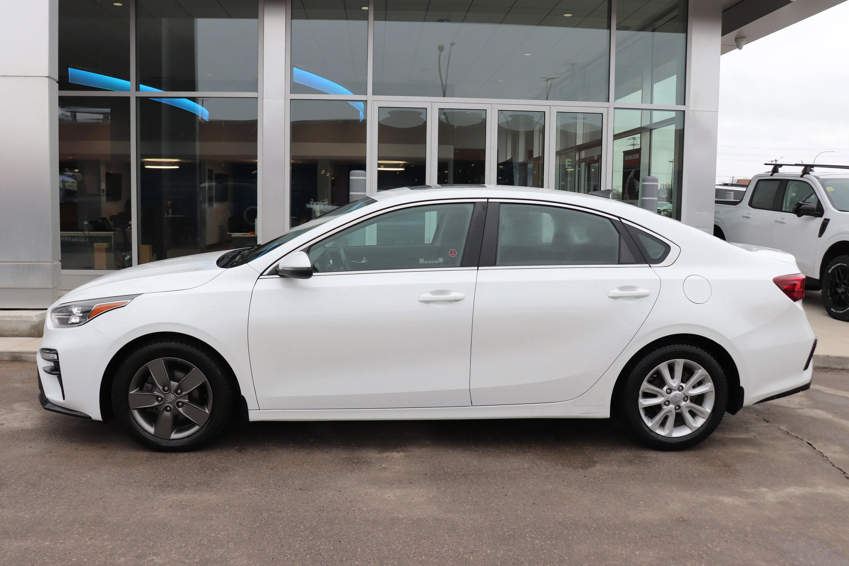 Used 2021 White Kia EX image 3
