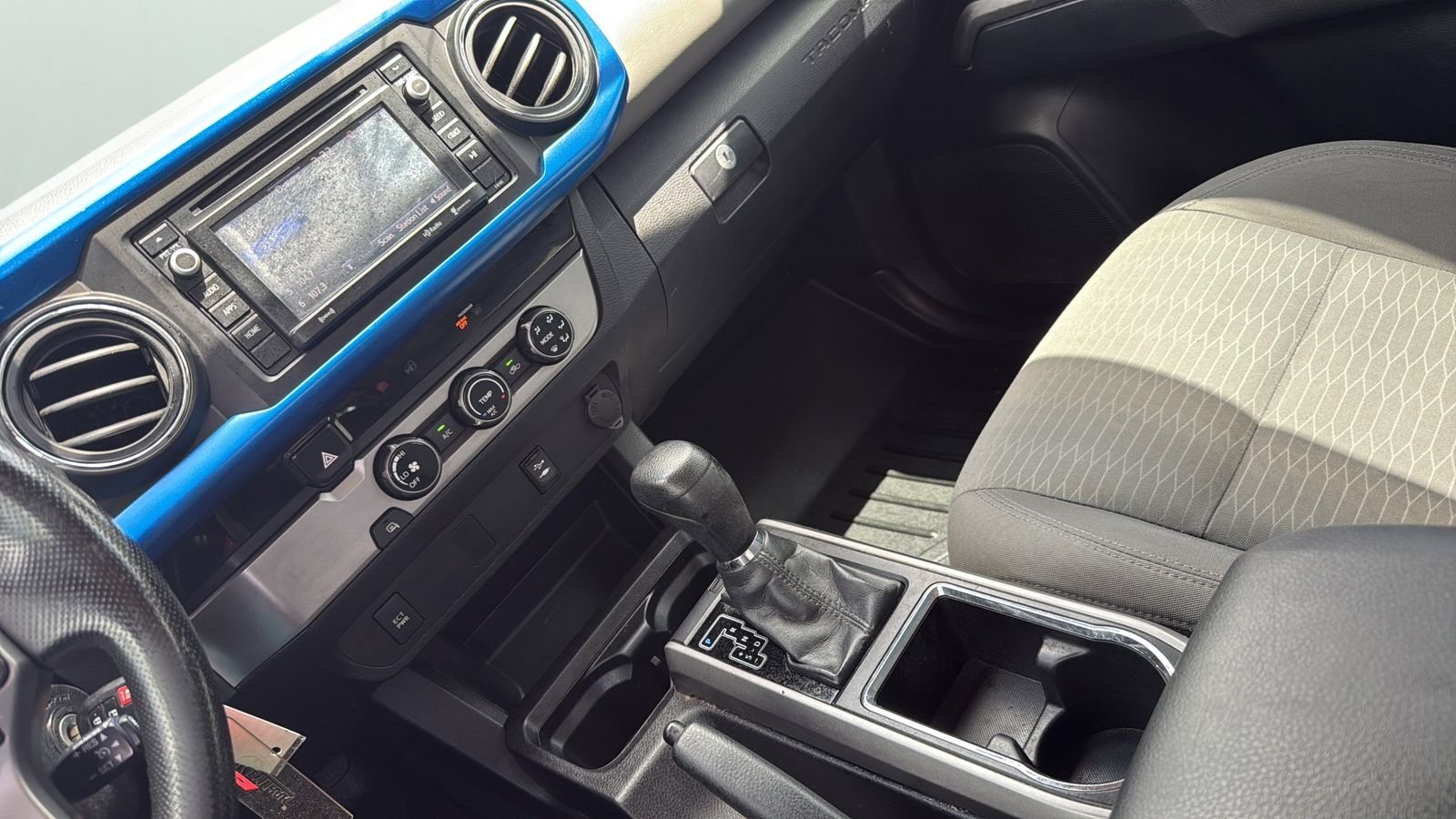 Used 2016 Blue Toyota SR5 image 20