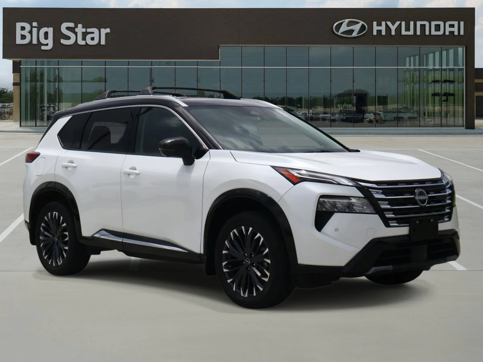 Used 2025 Everest White Pearl/Super Black Nissan Platinum image 6