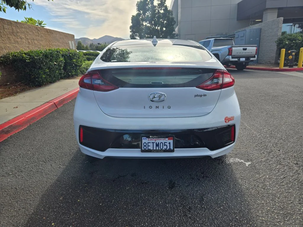 Used 2018 White Hyundai Limited image 6
