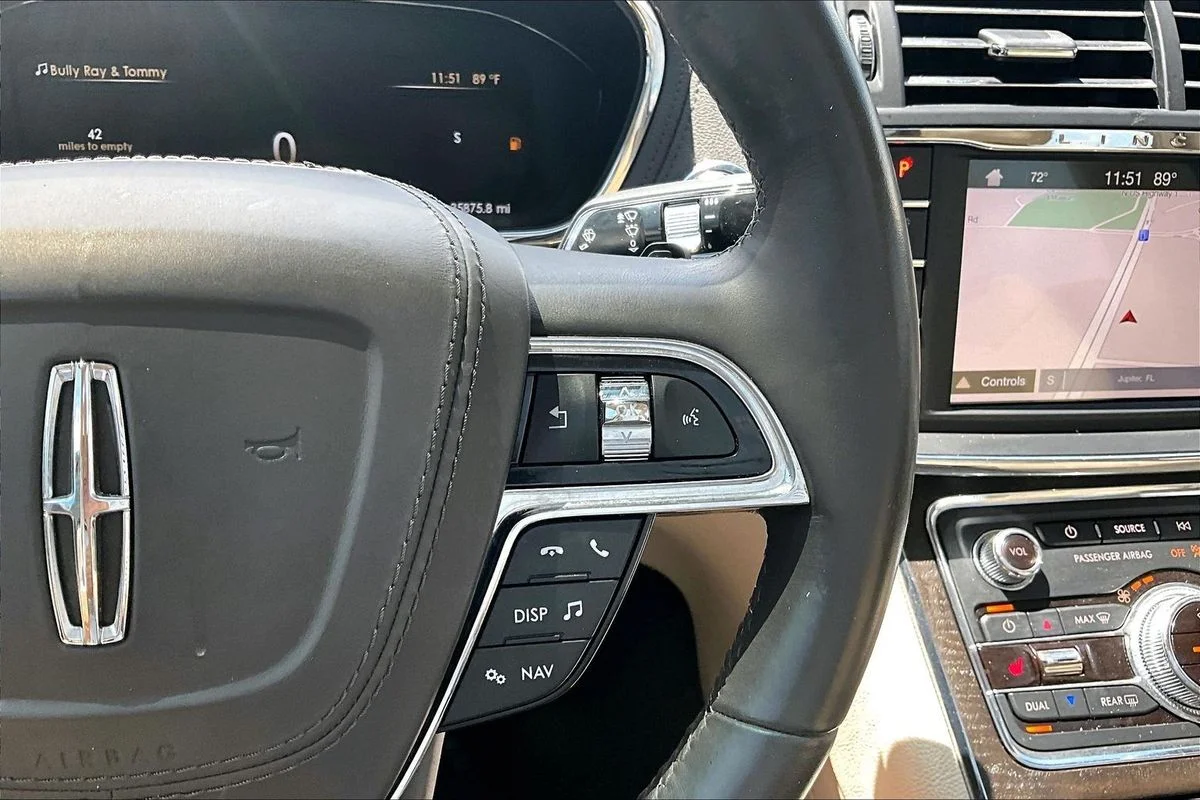Used 2017 Blue Lincoln Select image 12