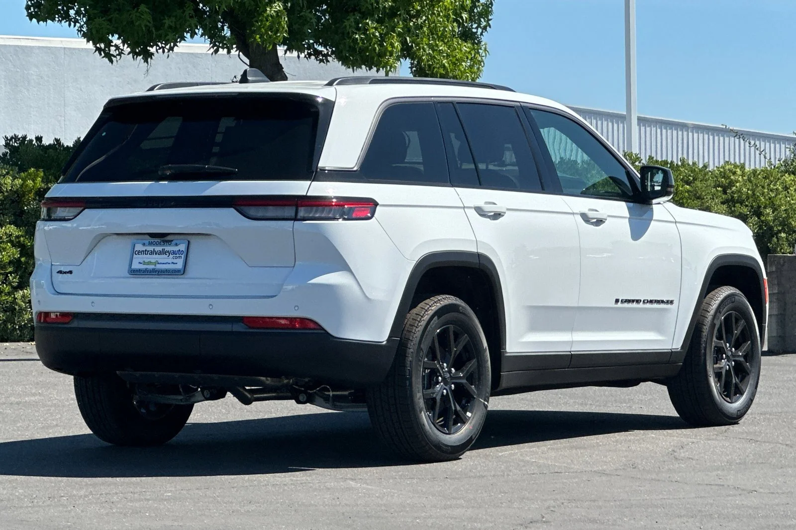 New 2026 Bright White Clear-Coat Exterior Paint Jeep Laredo Altitude image 4