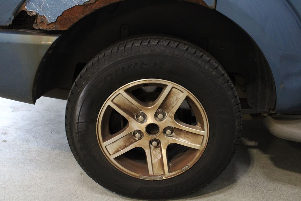 Used 2004 Blue Dodge SLT image 26