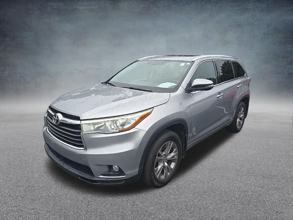 Used 2015 Silver Sky Metallic Toyota XLE V6 image 4