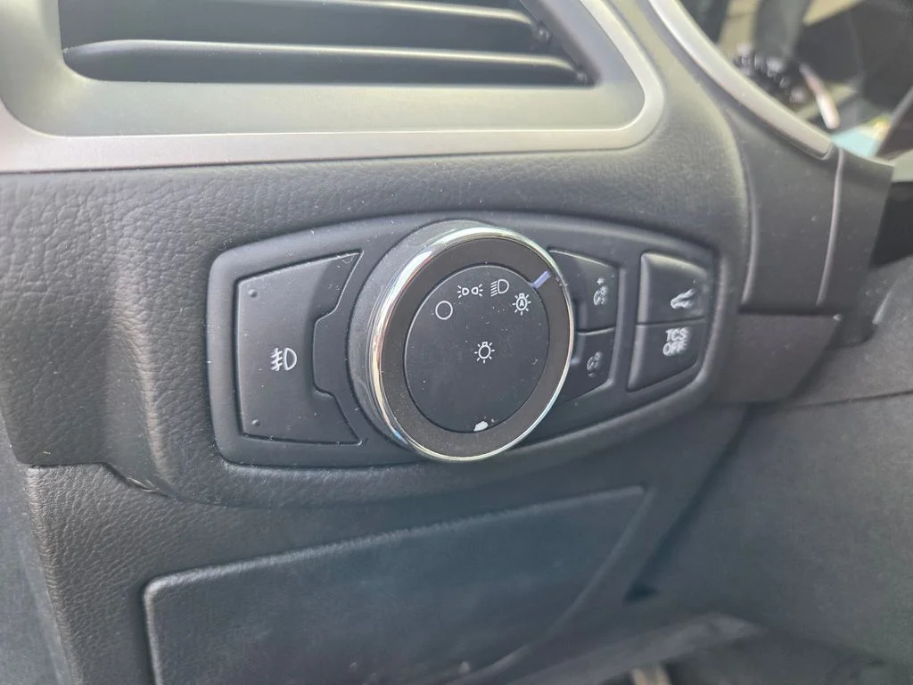 Used 2020 Blue Ford SEL image 12