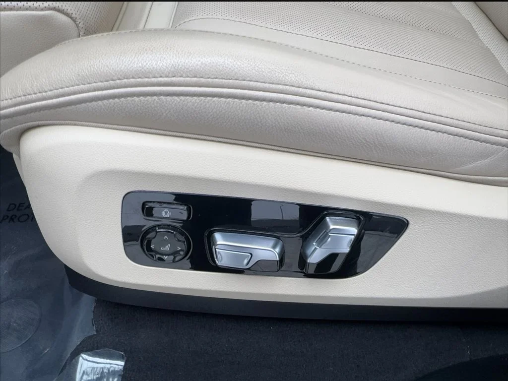 Used 2021 White BMW sDrive40i image 23