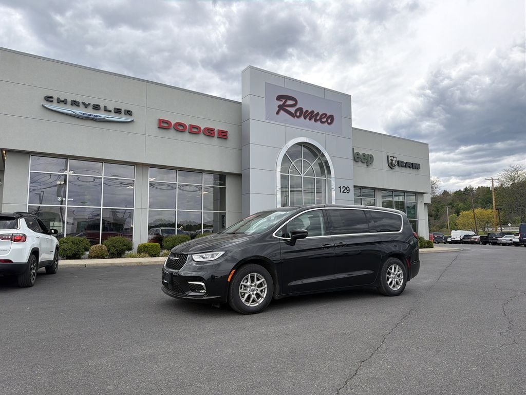 2023 Chrysler Pacifica Touring L's photo