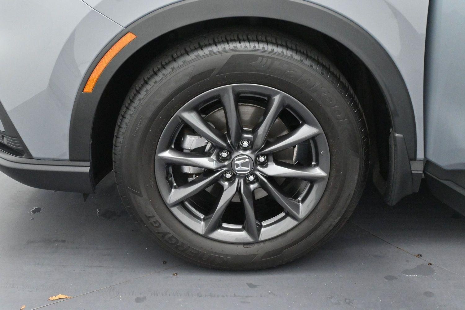 Used 2025 Gray Chrysler Select image 35