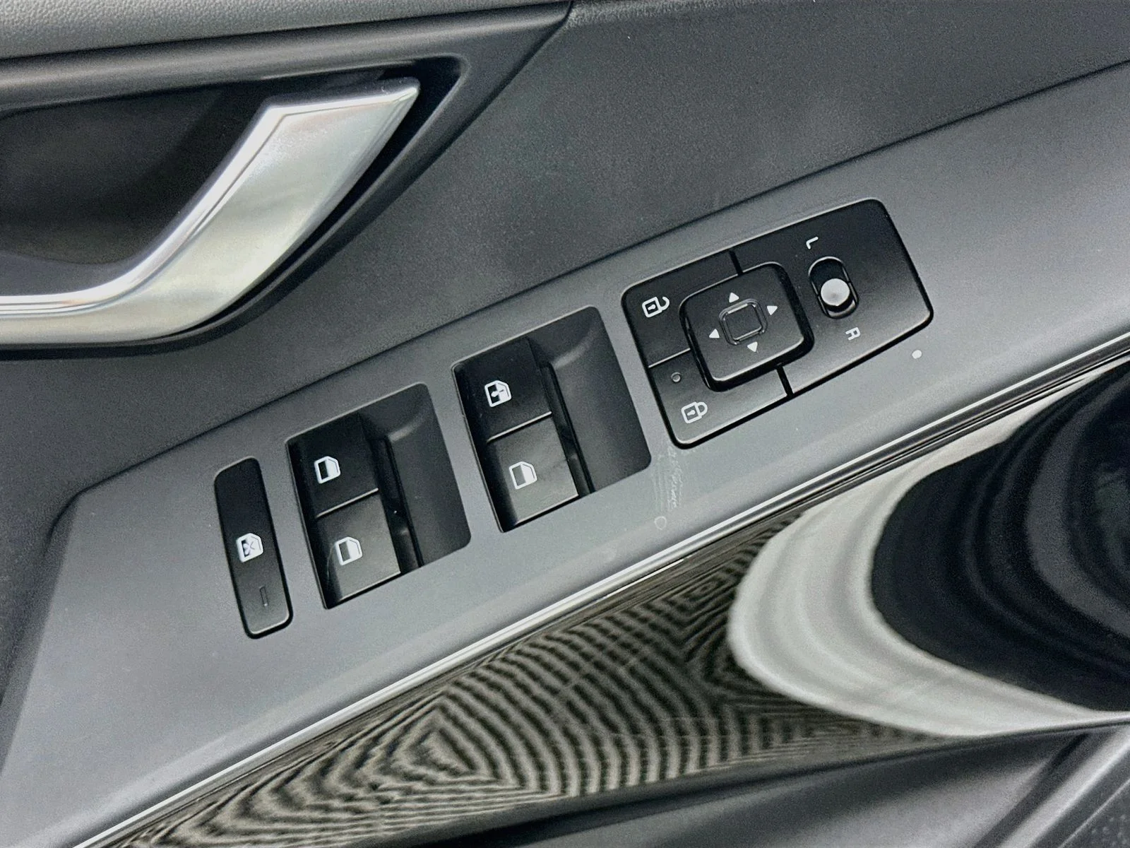 Used 2025 Snow White Pearl Kia EX image 18