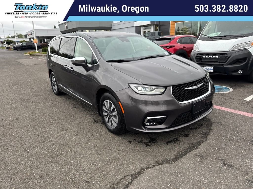 Used 2022 Granite Crystal Metallic Clearcoat Chrysler Limited image 1