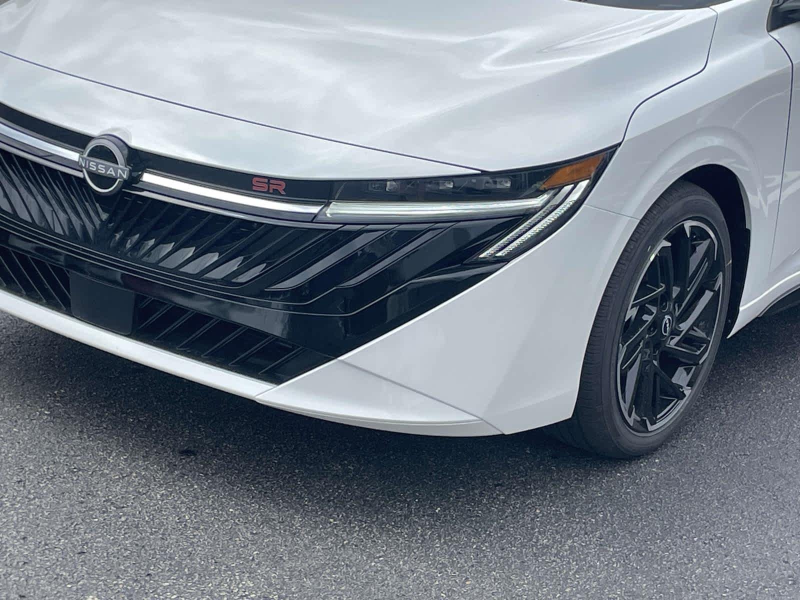 New 2026 Aspen White Tricoat/Super Black Nissan SR image 13
