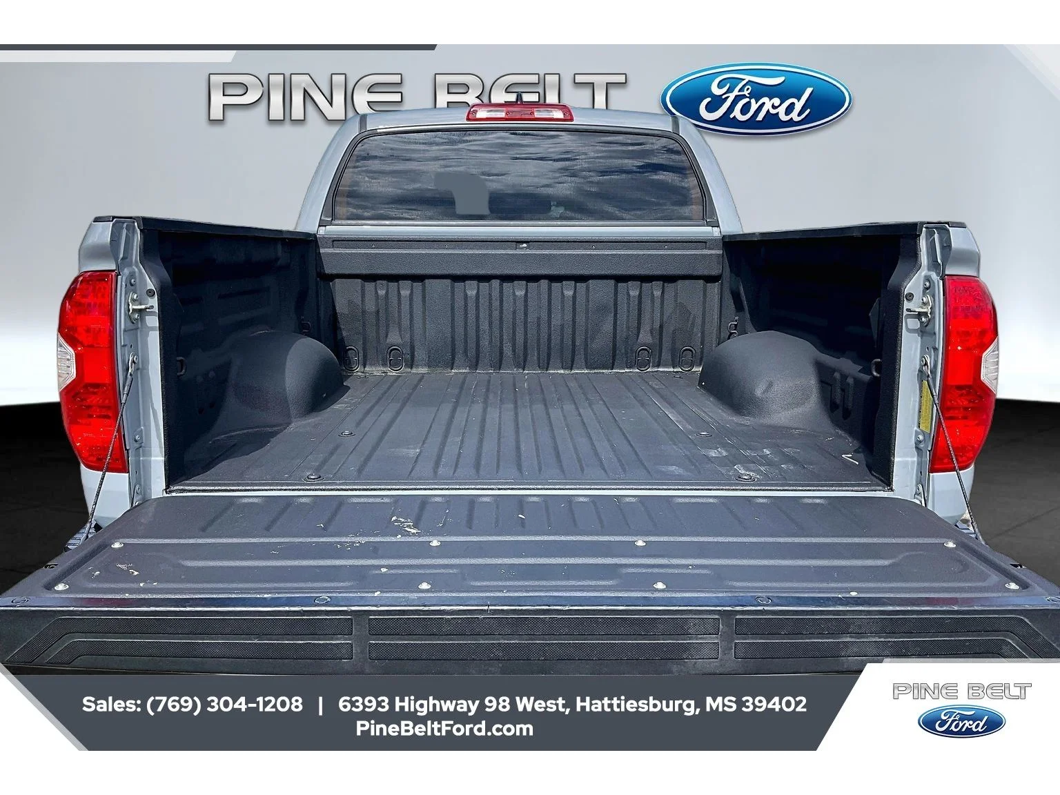 Used 2020 Cement Toyota SR5 image 12