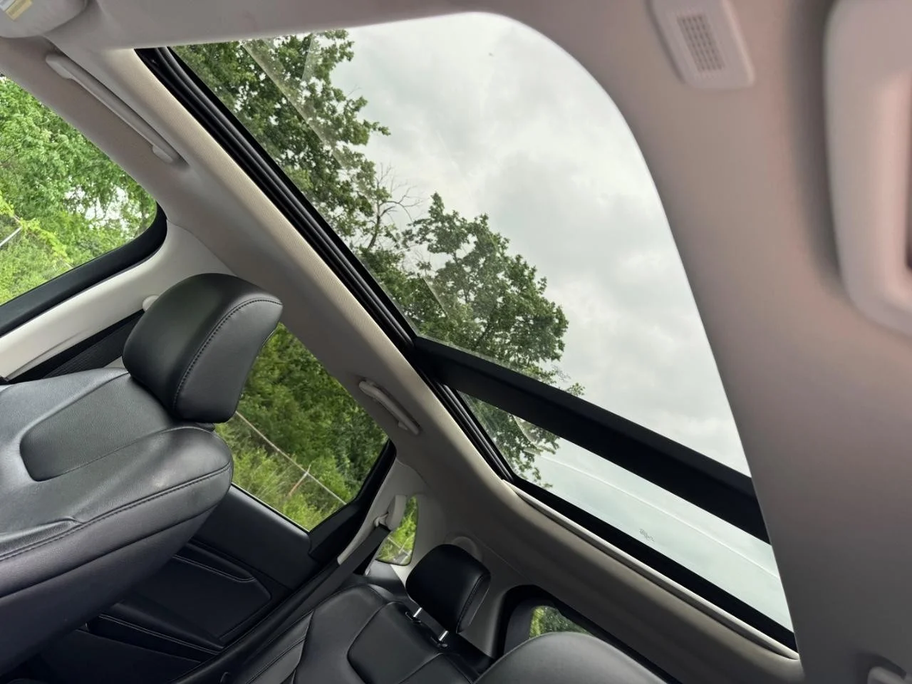 Used 2022 Iconic Silver Ford Titanium image 19