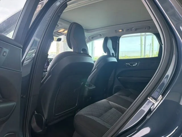 Used 2022 Blue Volvo Momentum image 7