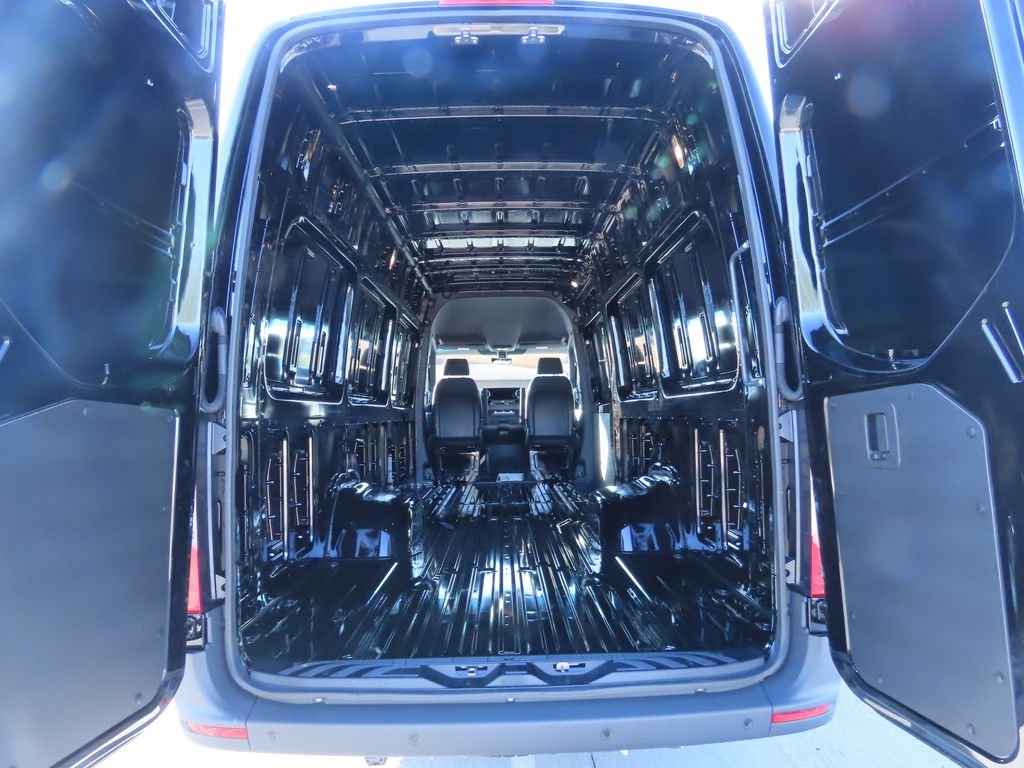 Used 2025  Mercedes-Benz Cargo 170 WB image 26