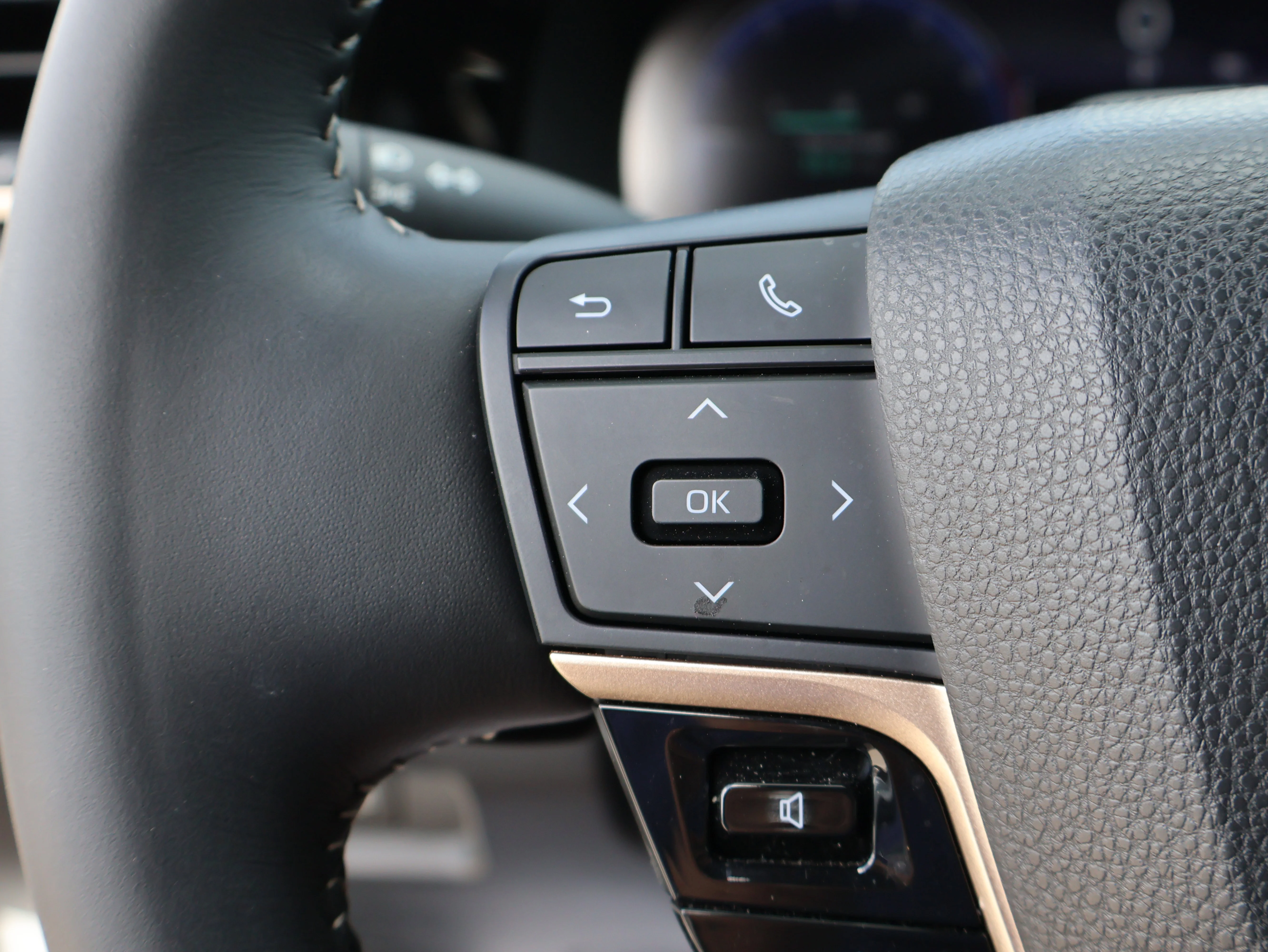 Used 2025 Oxygen White Toyota Limited image 40