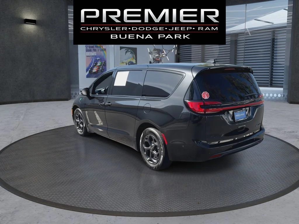 Used 2022 Black Chrysler Limited image 6