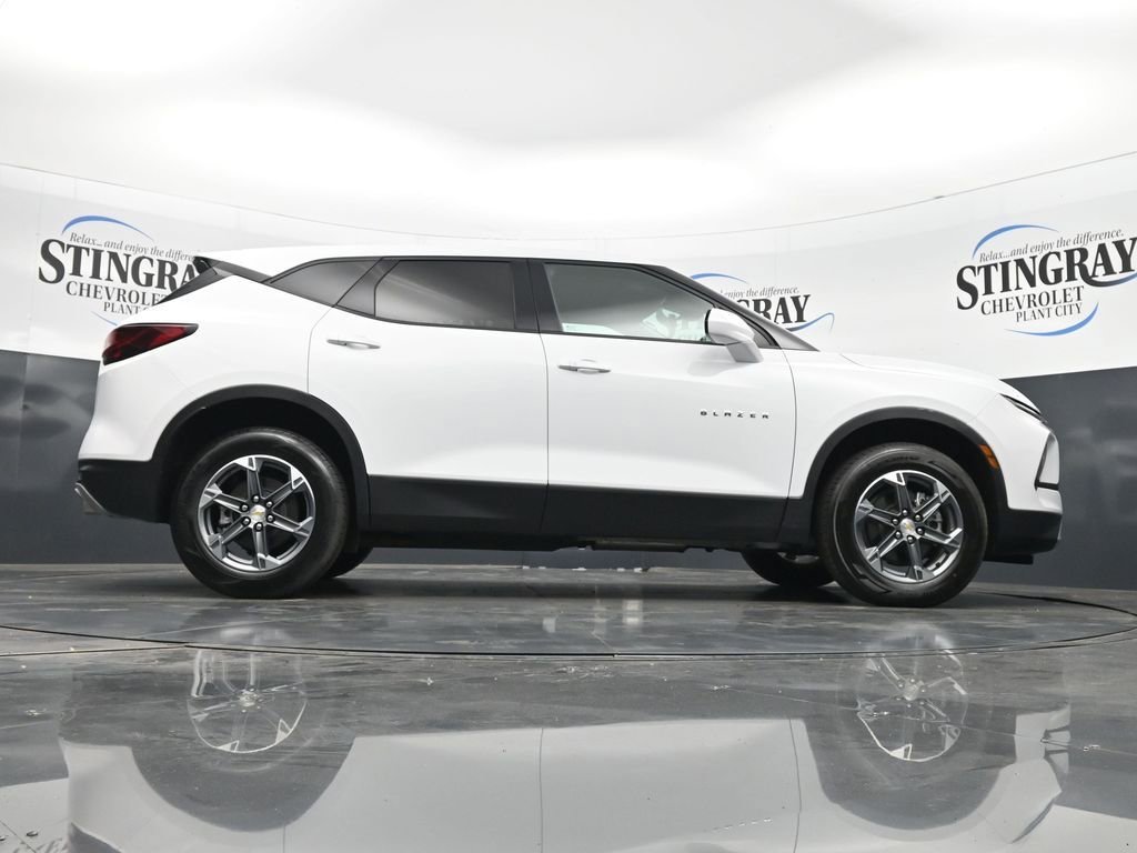 Used 2025 Summit White Chevrolet 2LT image 33