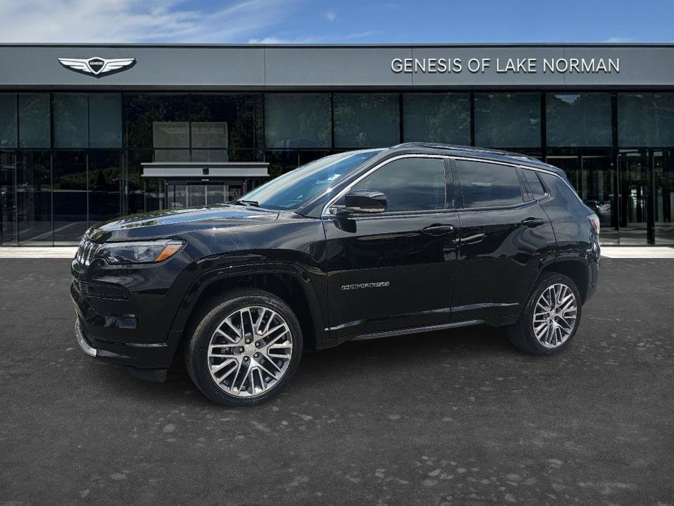 Used 2022 Diamond Black Crystal Pearlcoat Jeep Limited image 1