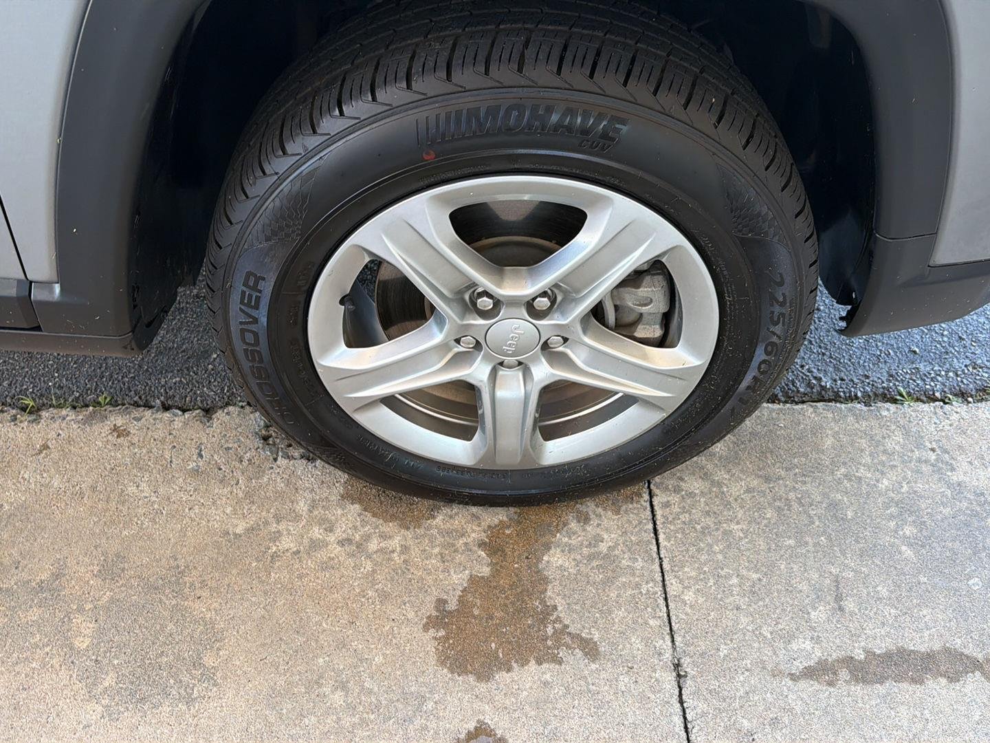 Used 2024  Jeep Latitude image 36