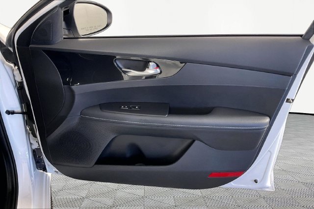 Used 2022 White Kia GT-Line image 25