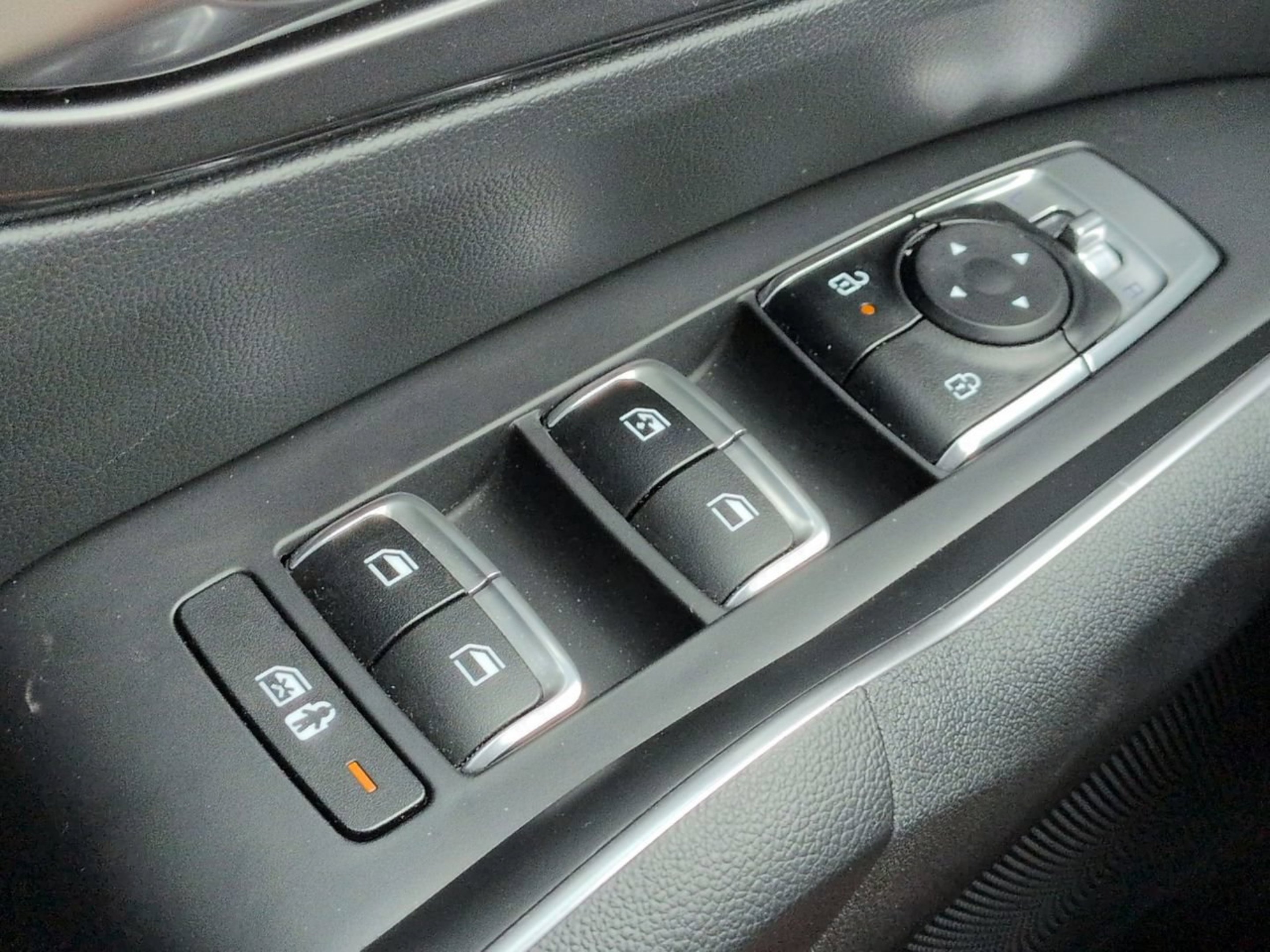 Used 2024 Glacial White Pearl Kia LX image 20