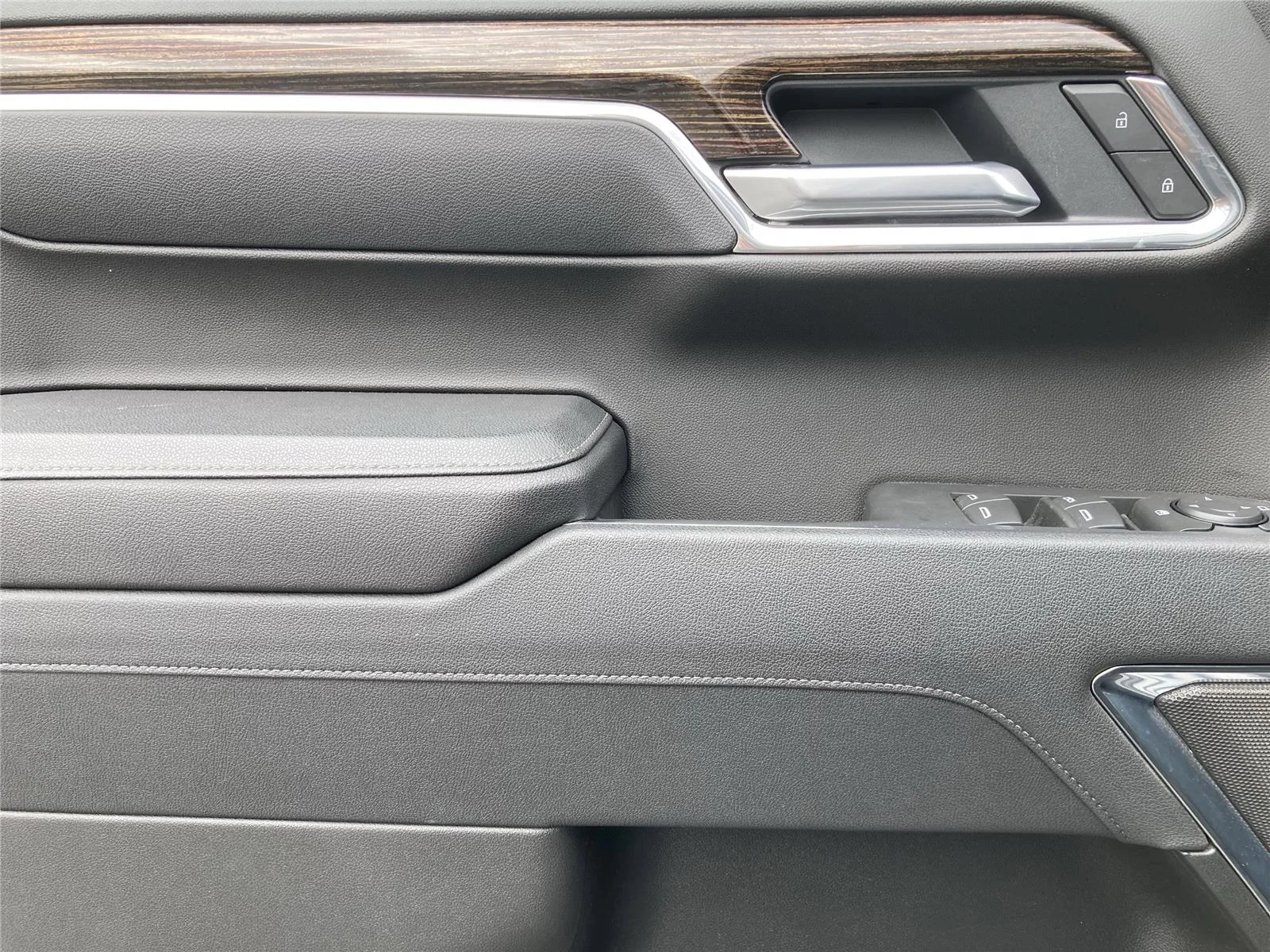 New 2026 Sterling Metallic GMC Elevation image 14
