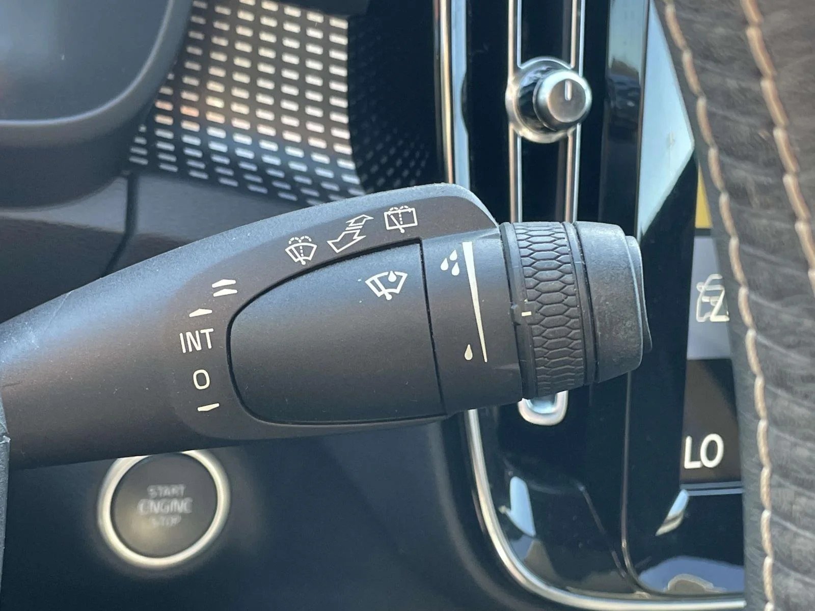 Used 2021  Volvo R-Design image 13