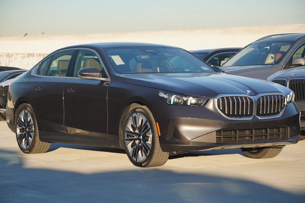 Used 2026 Dark Graphite BMW 530i image 3