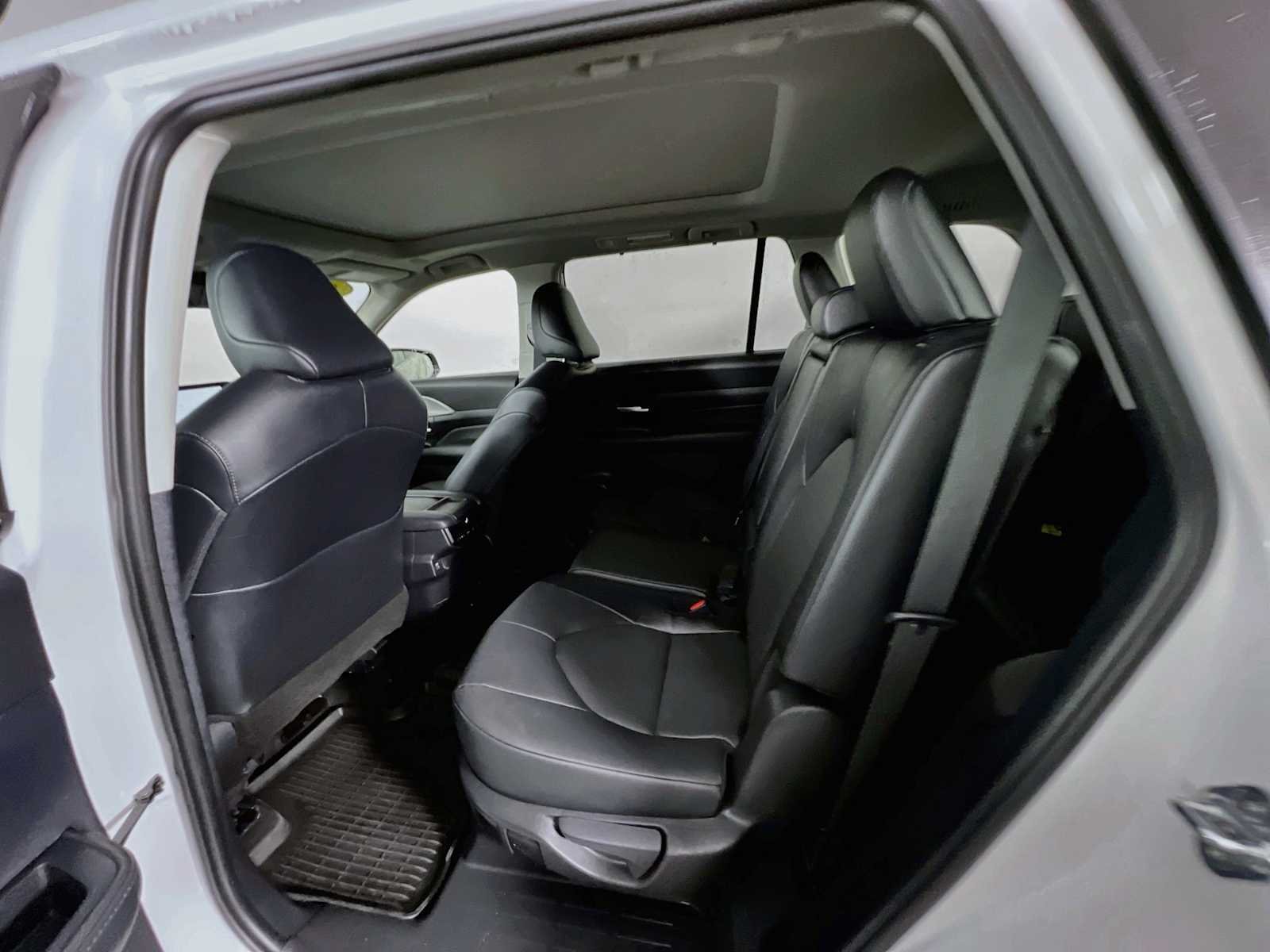 Used 2026 Wind Chill Pearl Toyota Hybrid XLE image 26