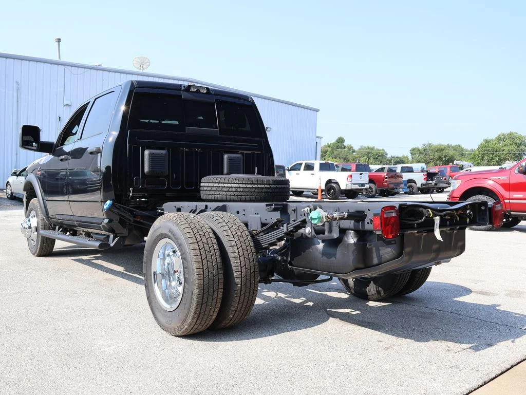 New 2026 Diamond Black Crystal Pearl-Coat Exterior Paint RAM Tradesman image 3