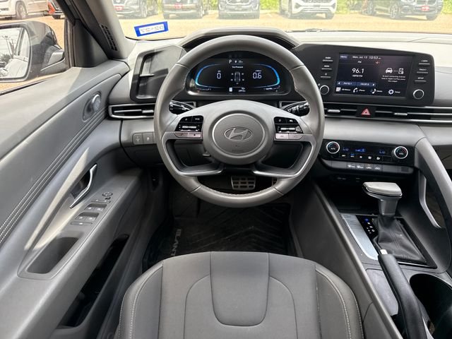 Used 2025 Gray Hyundai SEL Sport image 13