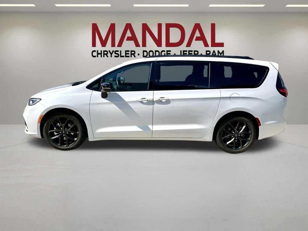 Used 2025 White Chrysler Limited image 9