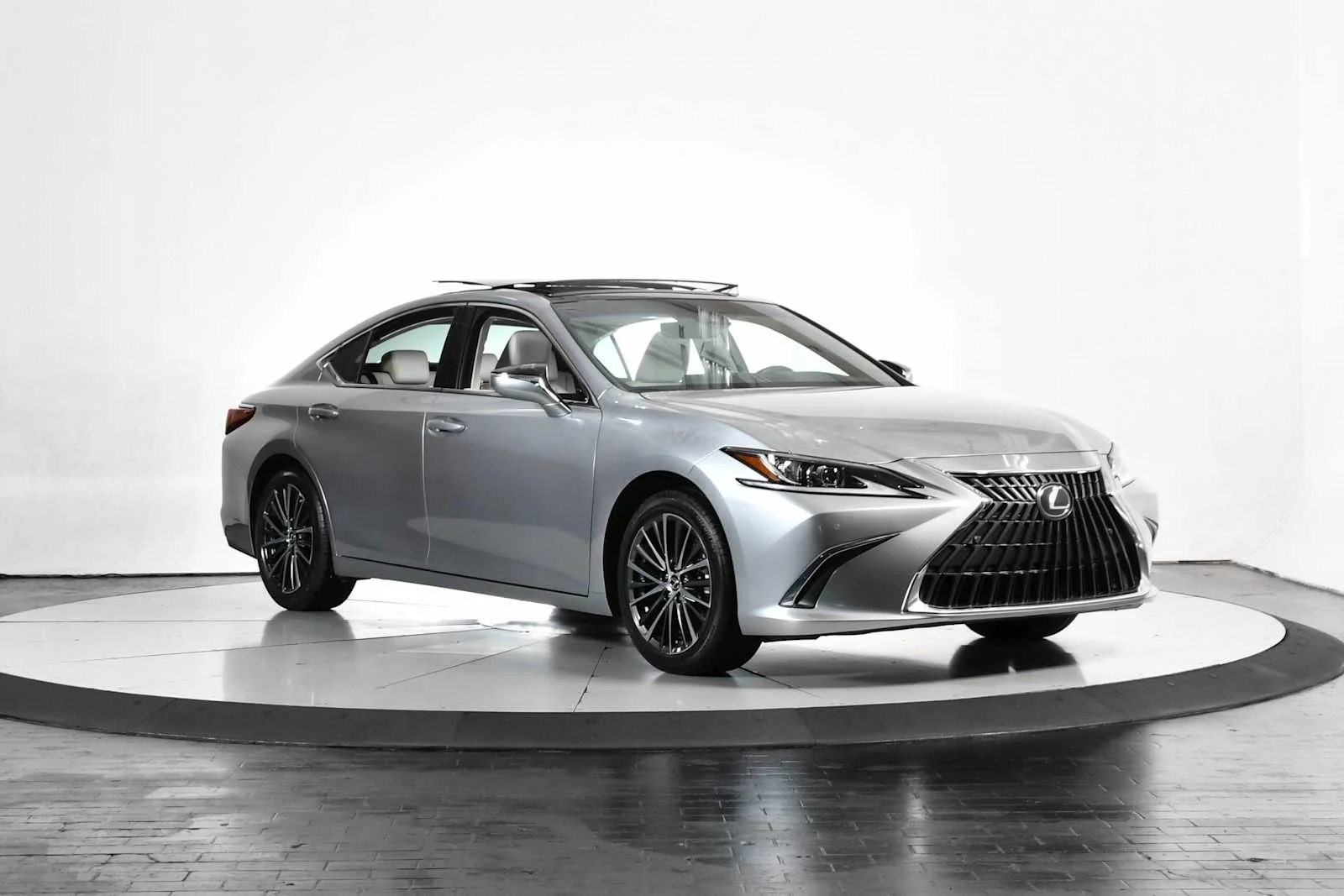 Used 2025 Iridium Lexus  image 9