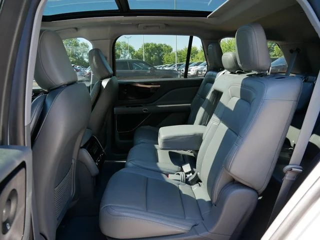 Used 2021 White Lincoln Reserve image 11