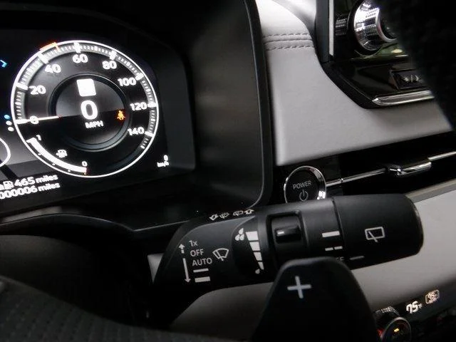 New 2025 Black Diamond/Alloy Silver Roof Mitsubishi SEL Platinum Edition image 37