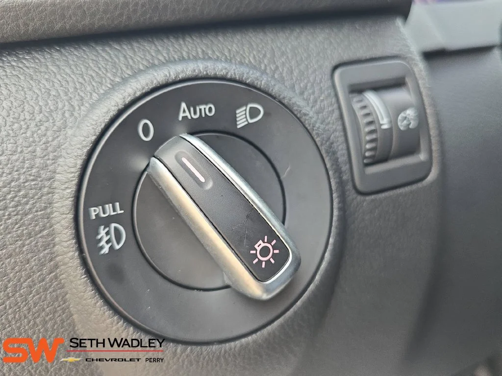 Used 2016 White Volkswagen SE image 25